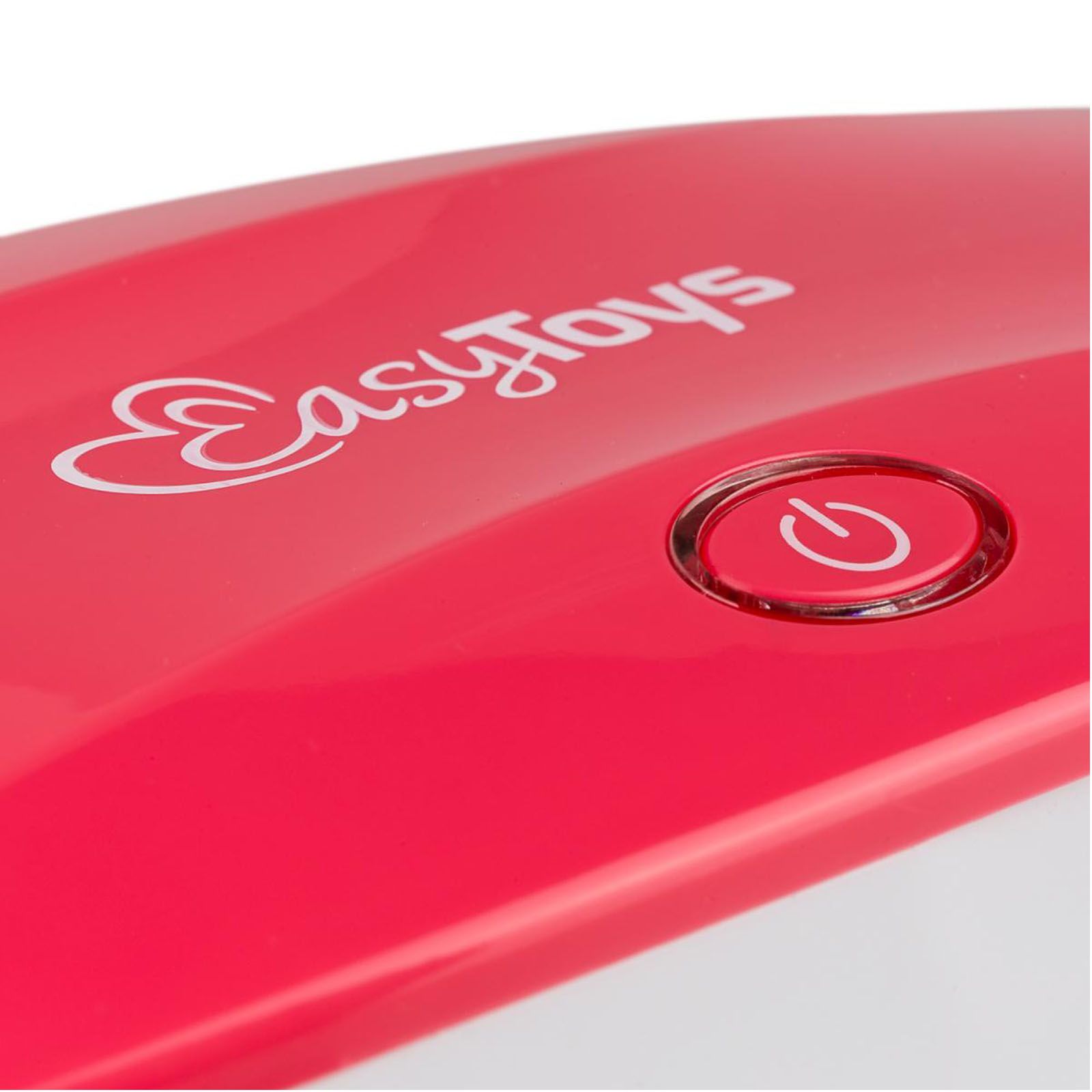 Nahaufnahme des roten Deckels mit EasyToys-Logo und Ein-/Ausschalter. Weißer Schriftzug.