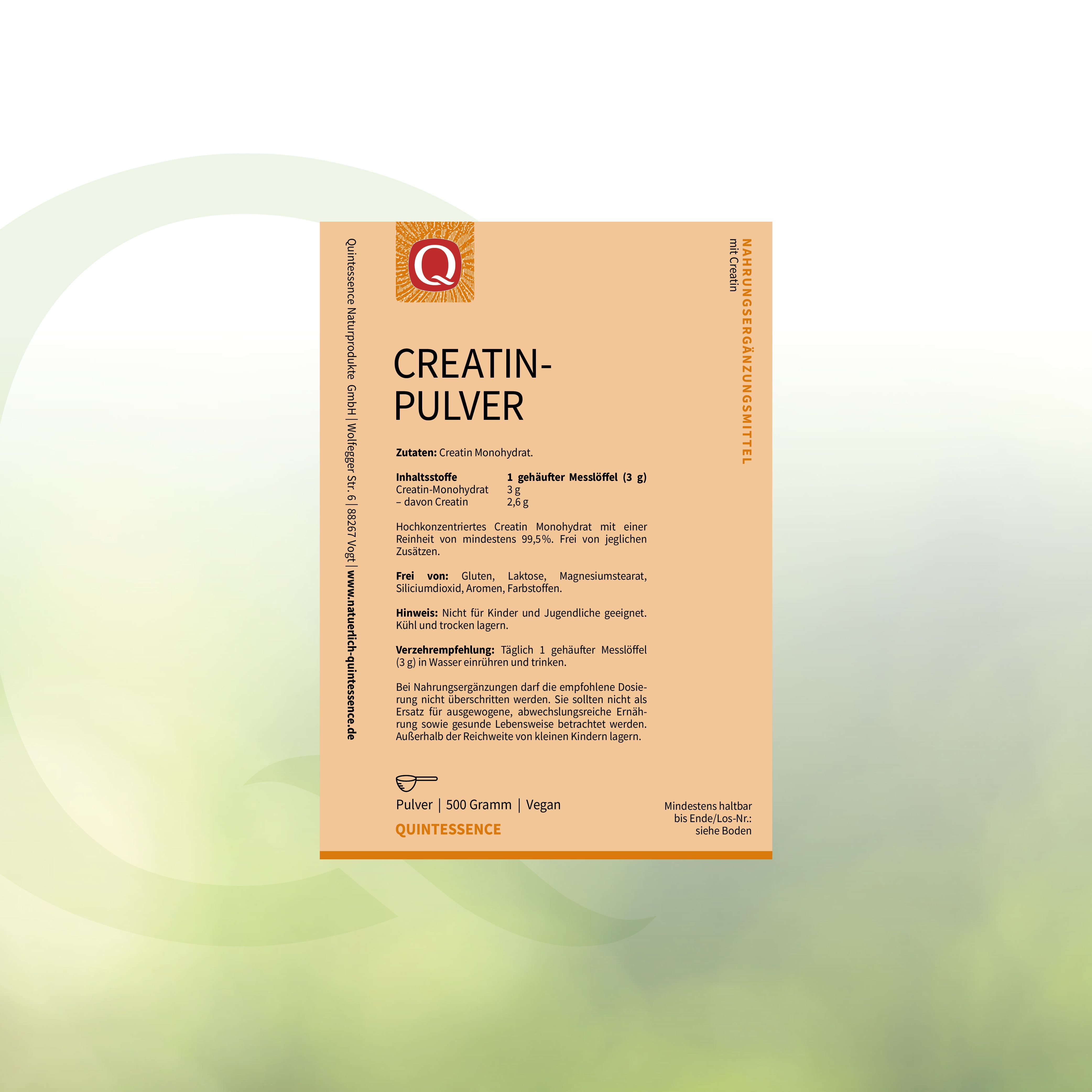 Beige Verpackung mit 'Creatin-Pulver' Aufschrift. Logo 'Q'. Textinformationen und Nährwertangaben. Vegan.