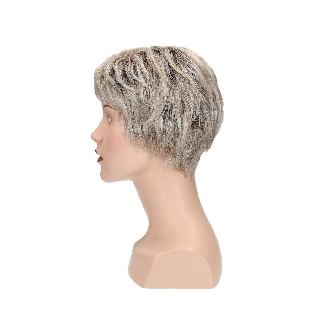 Perücke Lima auf einer Büste. Kurzer, gestufter Schnitt in Blond- und Grautönen. Profilansicht.