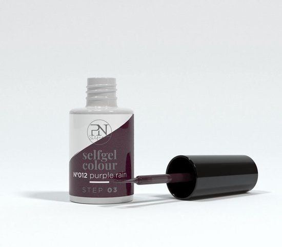 Flasche mit lila Nagellack und Pinsel. Schwarzer Deckel liegt daneben. Aufschrift: selfgel colour, N°012 purple rain, STEP 03. Marke PN.