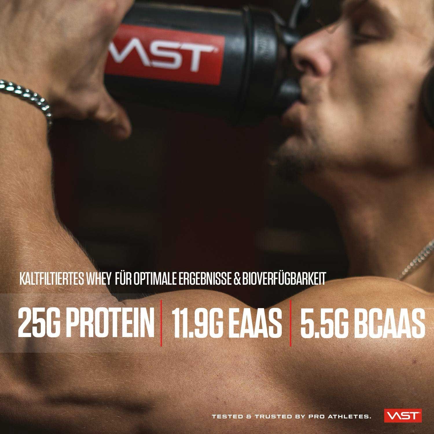 Mann trinkt aus schwarzer Flasche. Text: "25G PROTEIN, 11.9G EAAS, 5.5G BCAAS". Marke "VST".