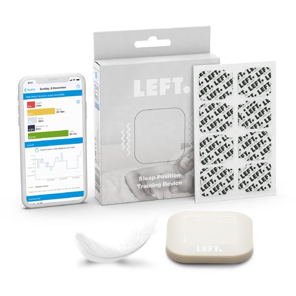 Produkt-Set mit Smartphone, Verpackung, Pflastern und Gerät. Auf der Verpackung steht "LEFT".