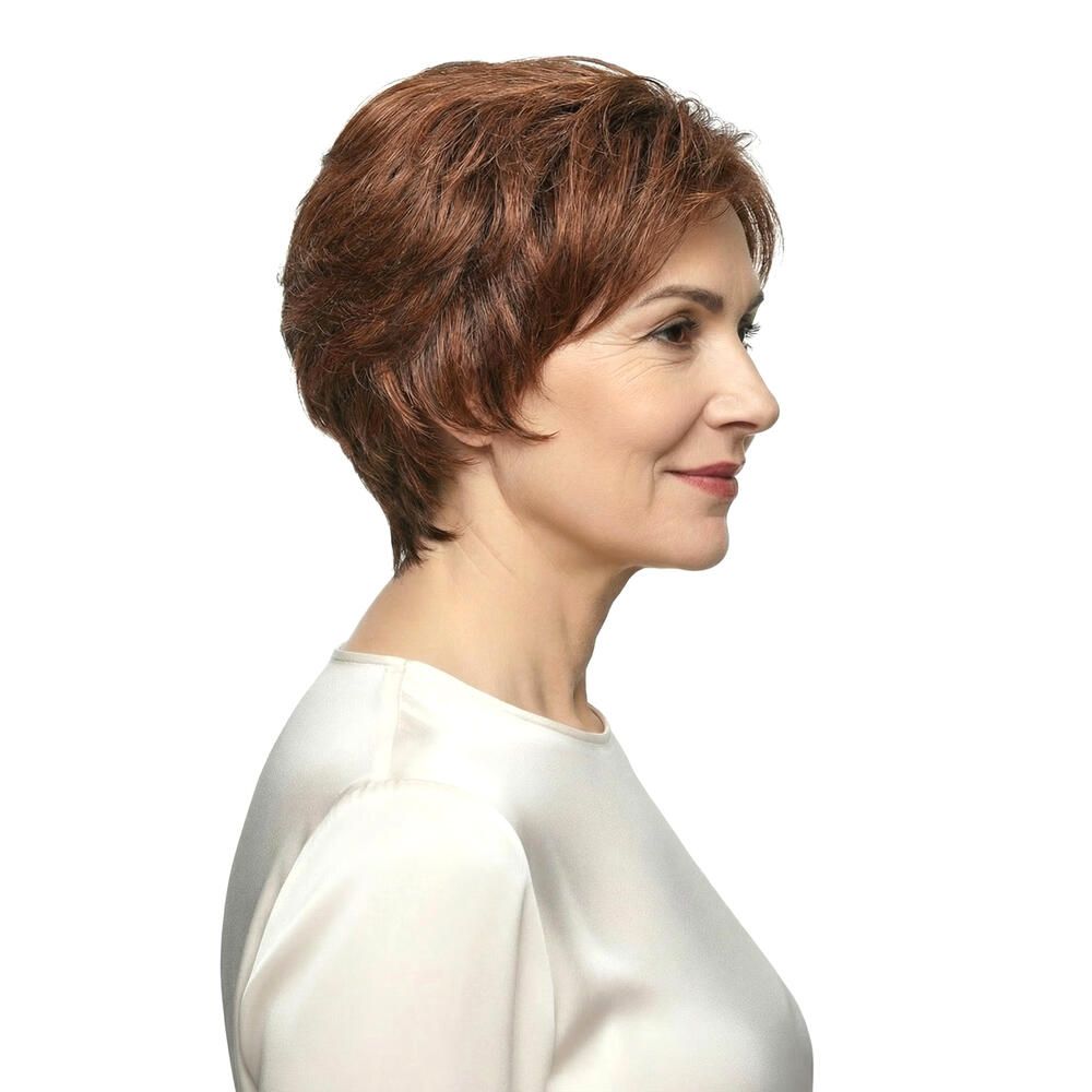 Frau mit Perücke RIVA, rotbraune kurze Haare, Seitenansicht. Trägt weißes Oberteil.