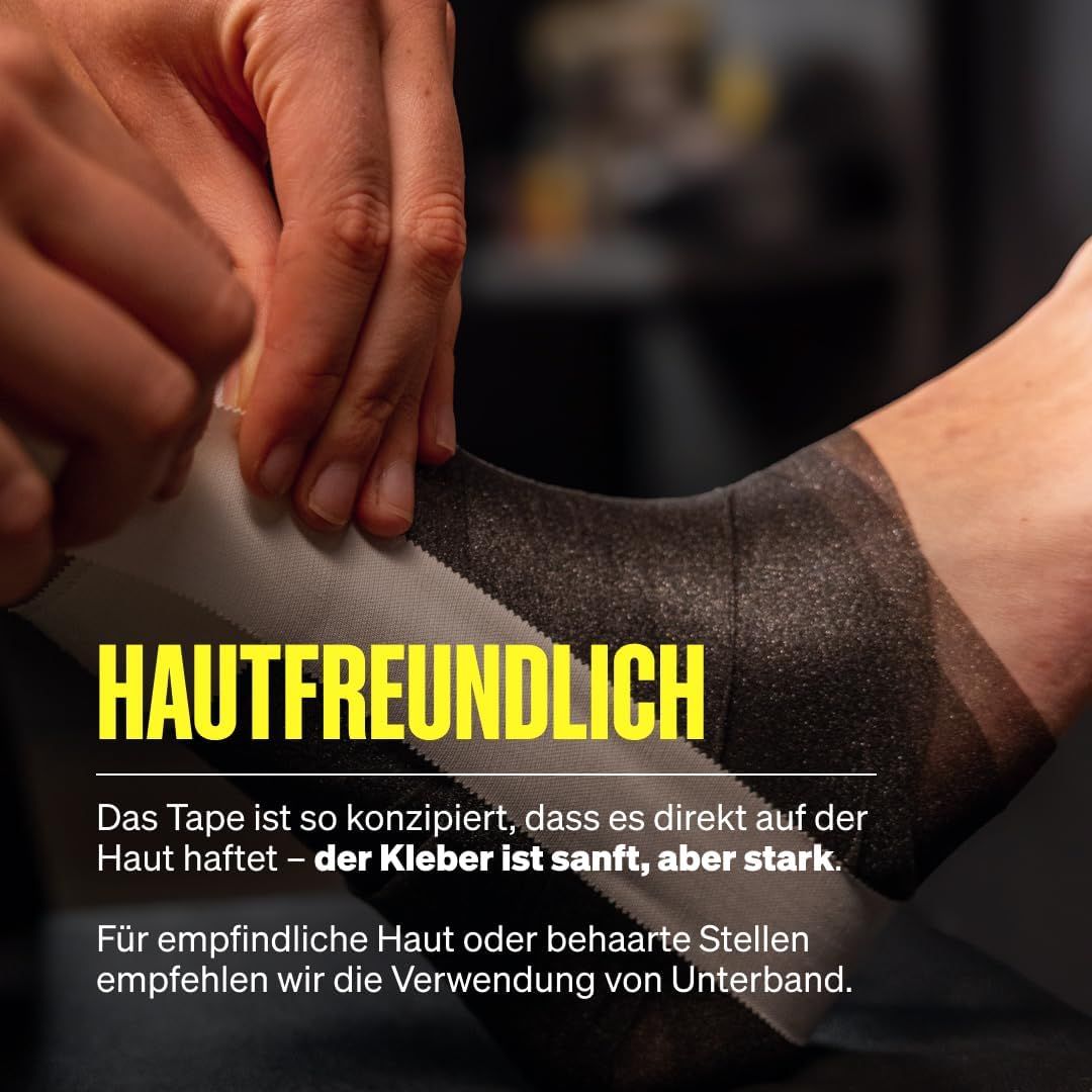 Ein Fuß wird mit weißem und schwarzem Tape bandagiert. Das Tape ist hautfreundlich.