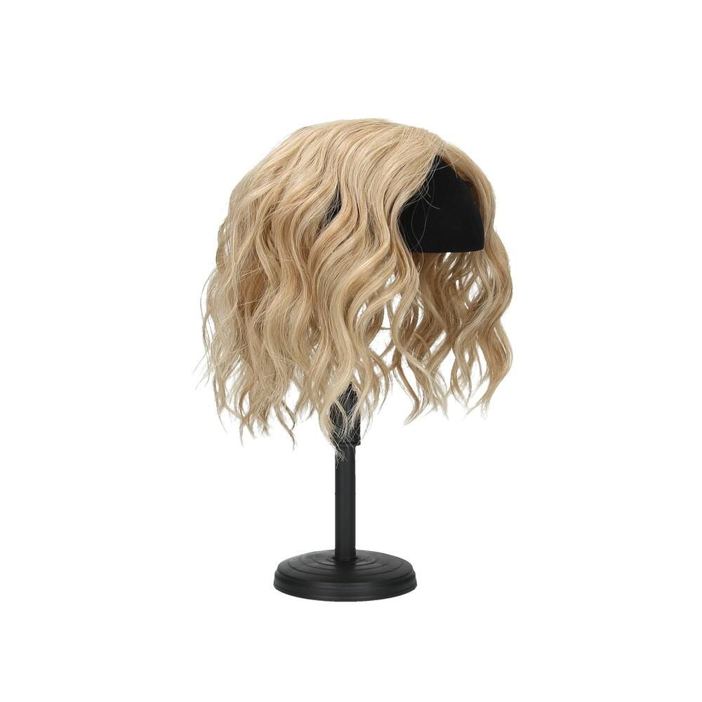 Blondes Haarteil auf einem schwarzen Ständer. Welliges Haar, das auf einem schwarzen Kopfstück befestigt ist.
