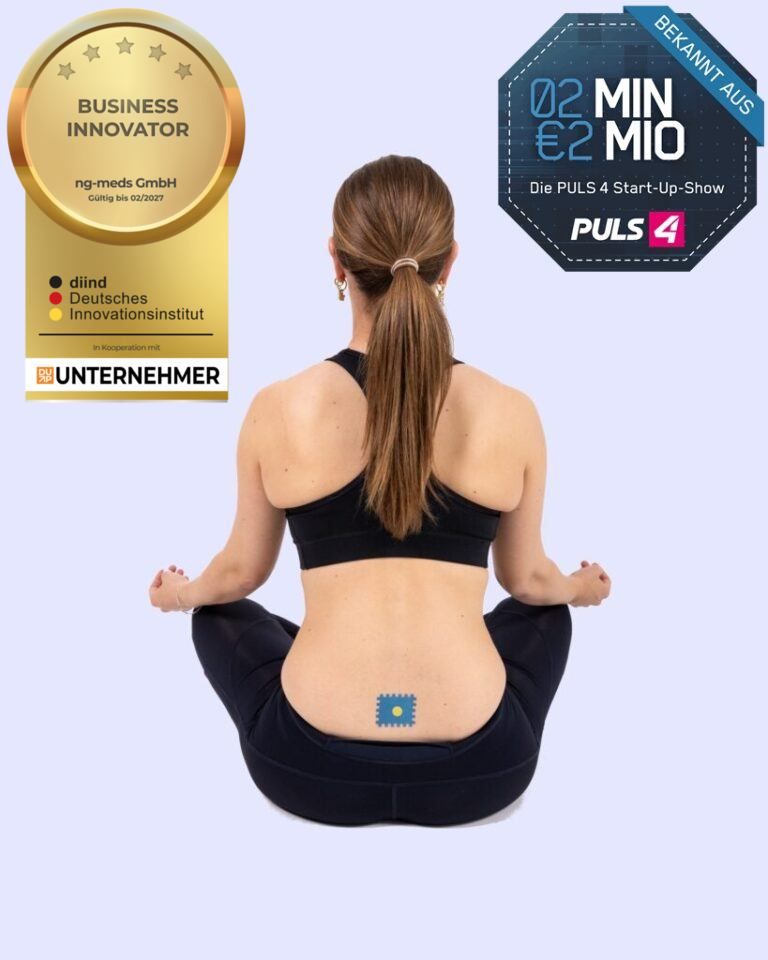 Person sitzt mit gekreuzten Beinen, Pflaster auf dem unteren Rücken. Zwei Auszeichnungen im Hintergrund: Business Innovator und Puls 4.