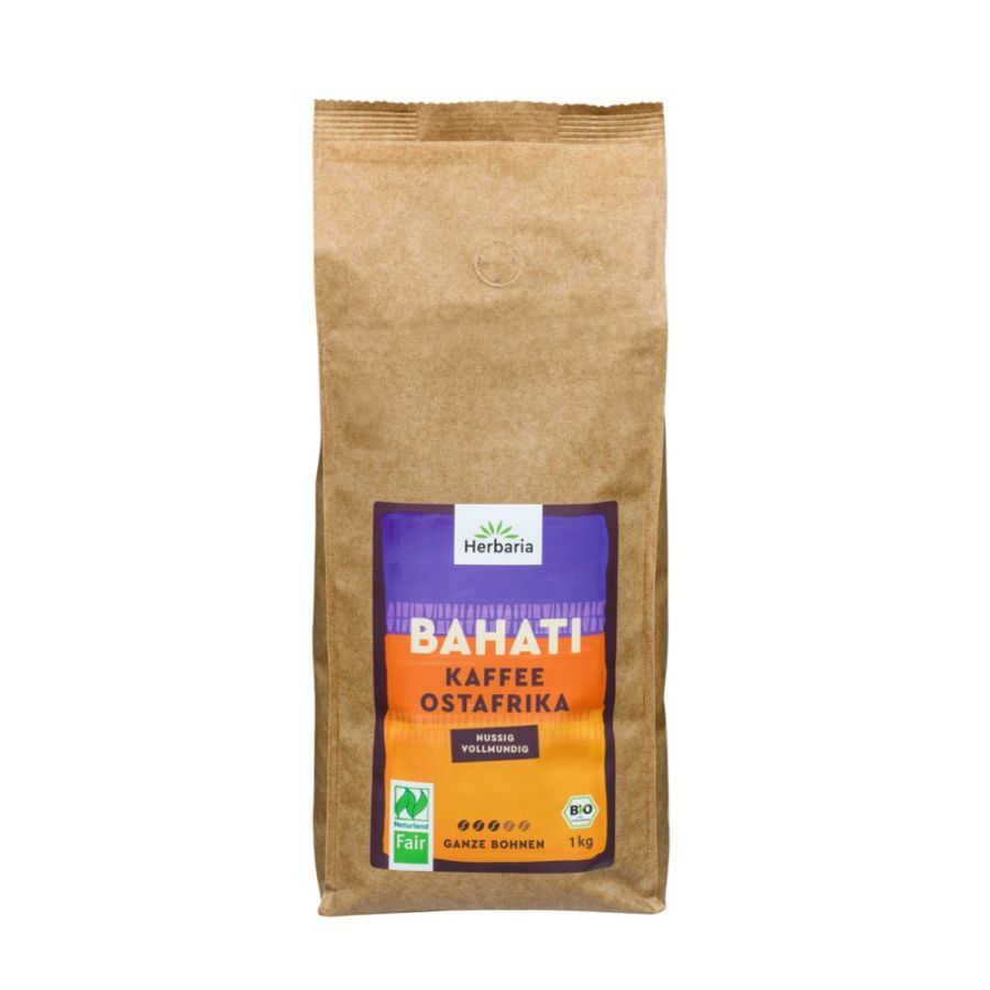 Kaffeepackung aus braunem Papier. Aufkleber mit Produktnamen BAHATI, Kaffee Ostafrika, ganze Bohnen, Bio-Zertifizierung und Fairtrade-Siegel.