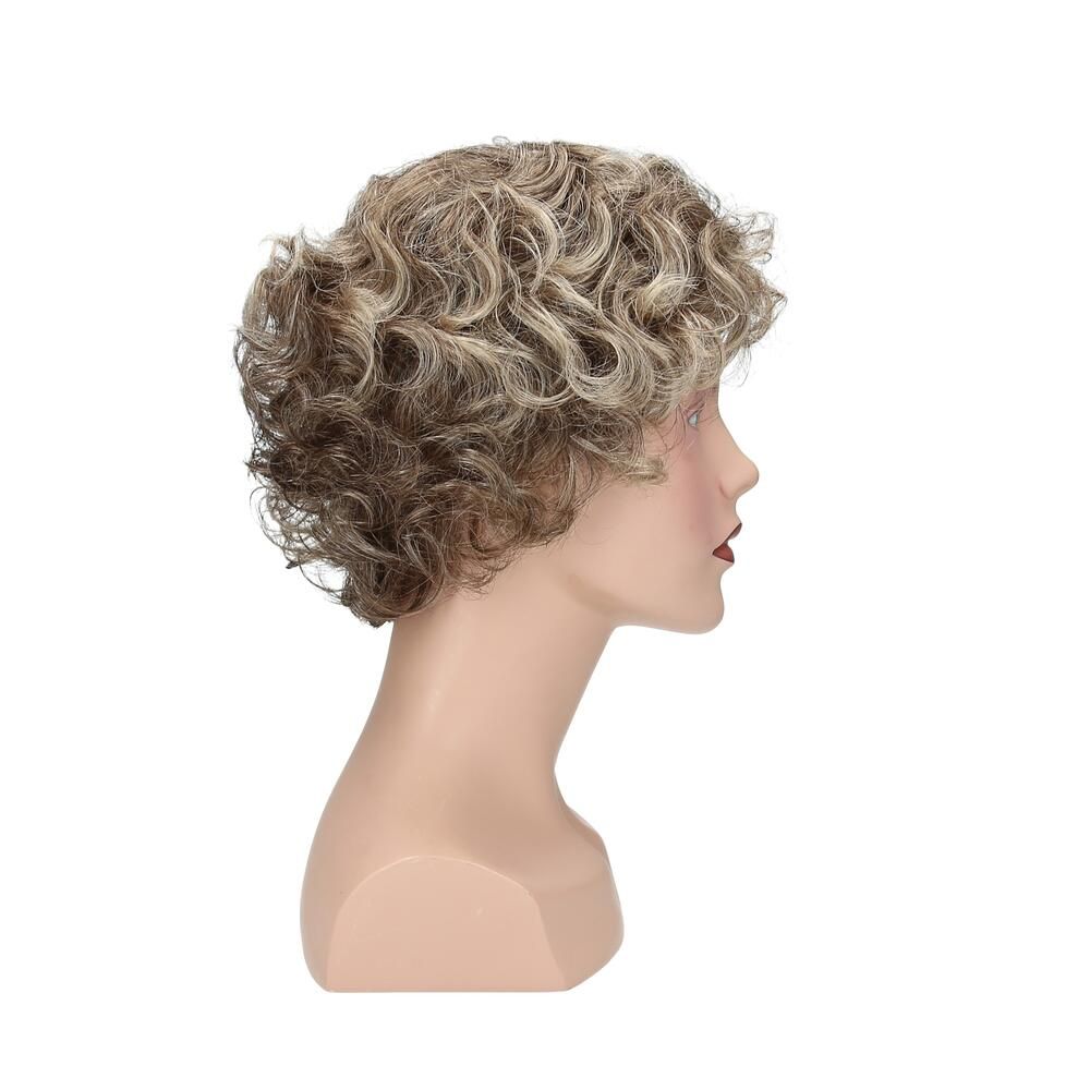 Perücke mit lockigem, blond-braun meliertem Haar auf einem Schaufensterkopf. Seitenansicht.