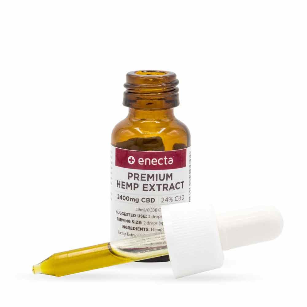 Braunglasflasche mit Pipette. Produktetikett: Enecta, Premium Hanf Extrakt, 2400mg CBD, 24% CBD. Pipette mit Flüssigkeit.