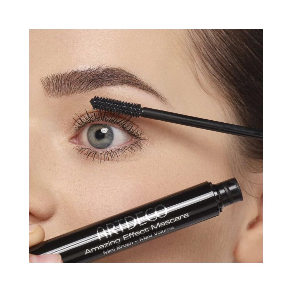 Auge mit Wimperntusche. Artdeco Amazing Effect Mascara, Mini Brush - Max Volume. Bürste in Anwendung.