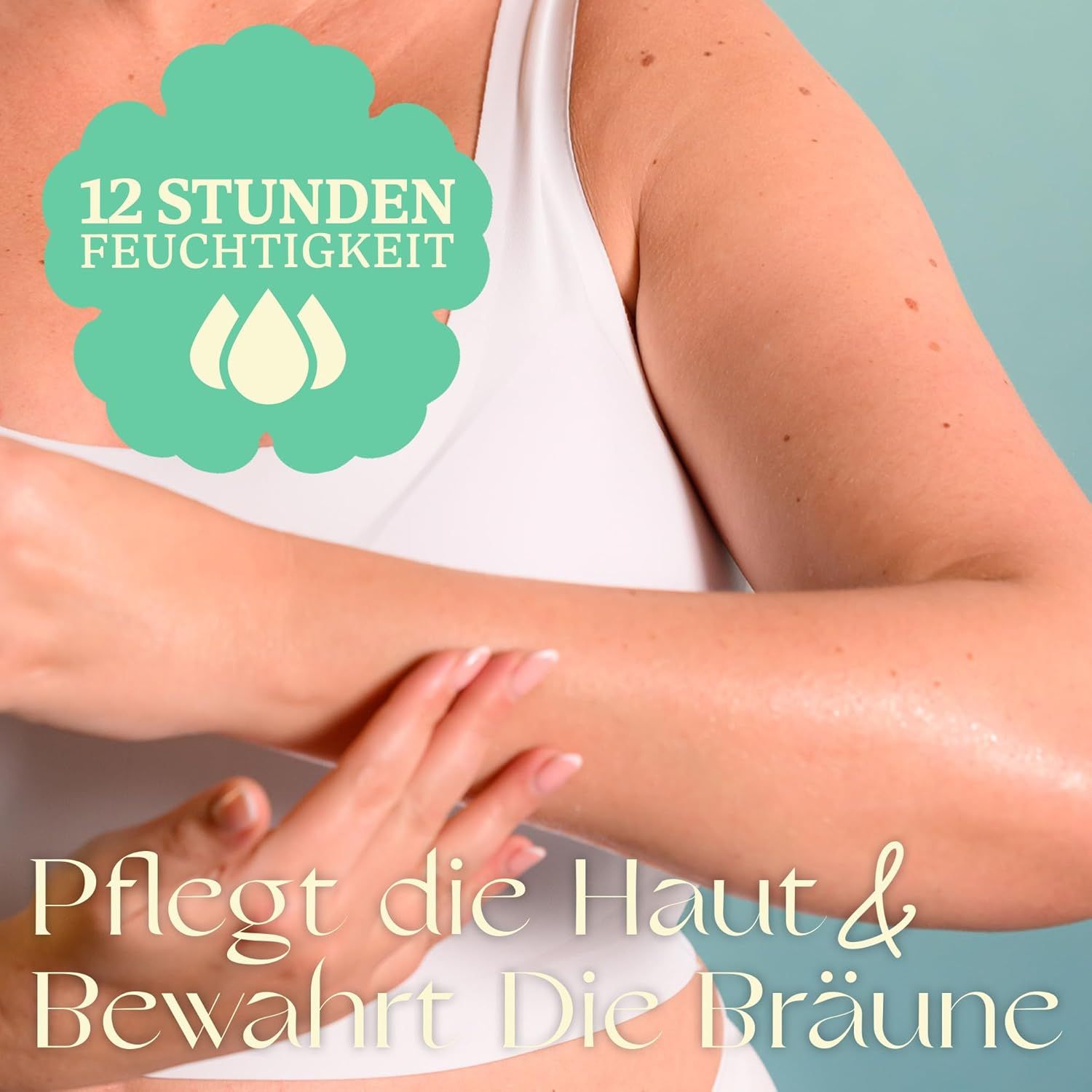 Frau trägt weißes Top, trägt Aftersun-Öl auf Arm auf. Text: 12 Stunden Feuchtigkeit, Pflegt die Haut & Bewahrt die Bräune.