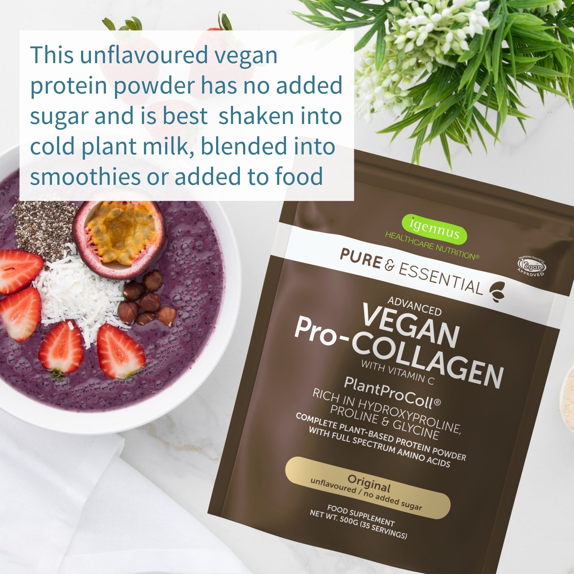 Schüssel mit Smoothie und Beeren, daneben eine Packung veganes Kollagenpulver.