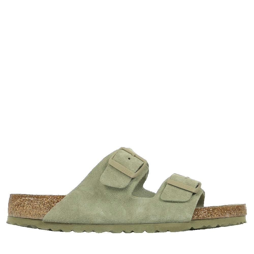 Sandalo con due cinturini e fibbie. Tomaia in pelle scamosciata, suola in sughero. Colore: verde.