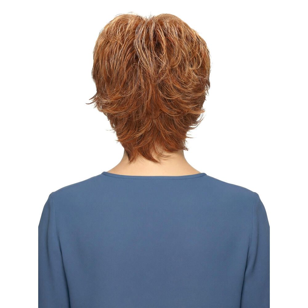 Rückansicht einer Frau mit rotbrauner Perücke. Kurzes, gewelltes Haar. Sie trägt ein blaues Oberteil.