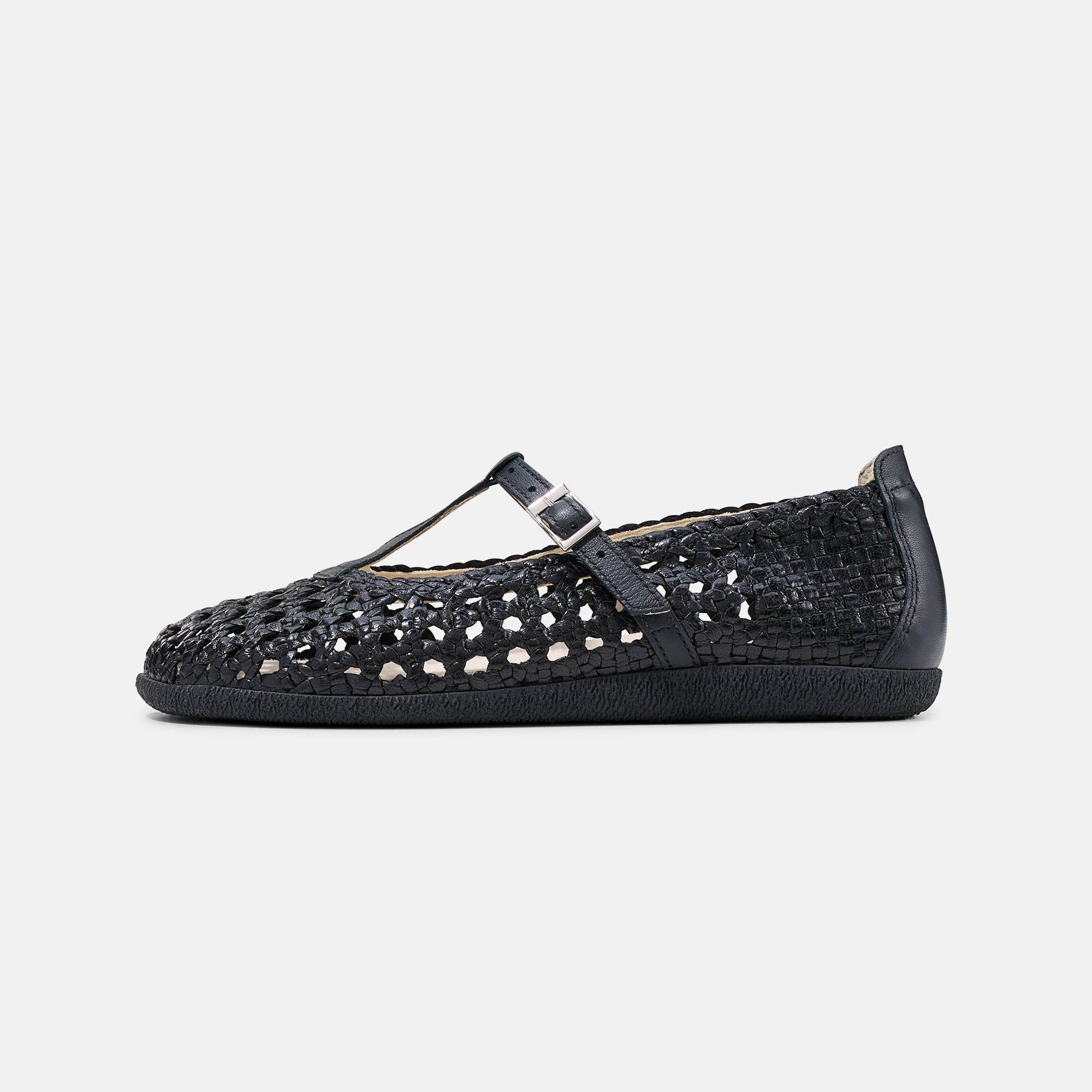 Schwarzer Damen-Slipper mit Lochmuster und T-Riemen. Schnallenverschluss. Seitenansicht.
