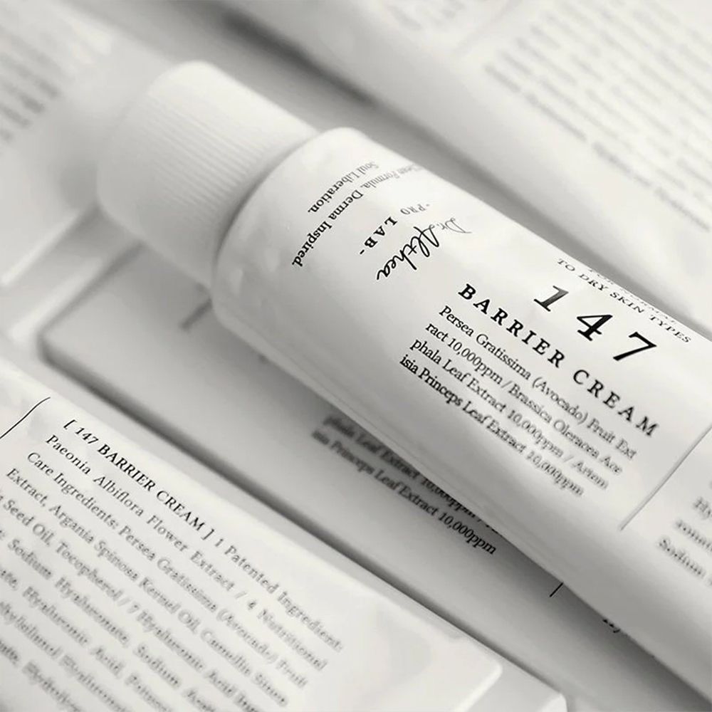 Drei Tuben Dr. Althea 147 Barrier Cream nebeneinander, eine geöffnet, mit Fokus auf die Beschriftung.