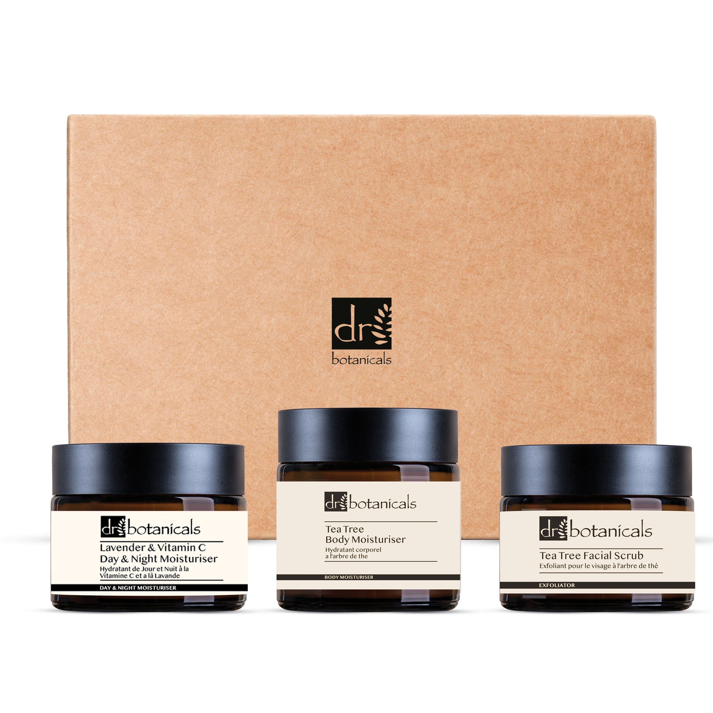 Drei Tiegel mit schwarzen Deckeln und Etiketten. Aufschrift: dr botanicals, Lavender & Vitamin C, Tea Tree Body Moisturiser, Tea Tree Facial Scrub.