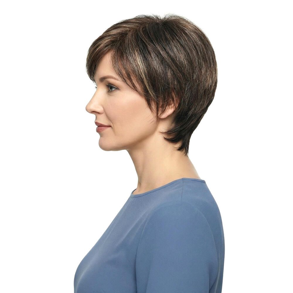 Kurzhaarperücke mit braunen und blonden Strähnen. Profilansicht einer Frau mit blauem Oberteil.