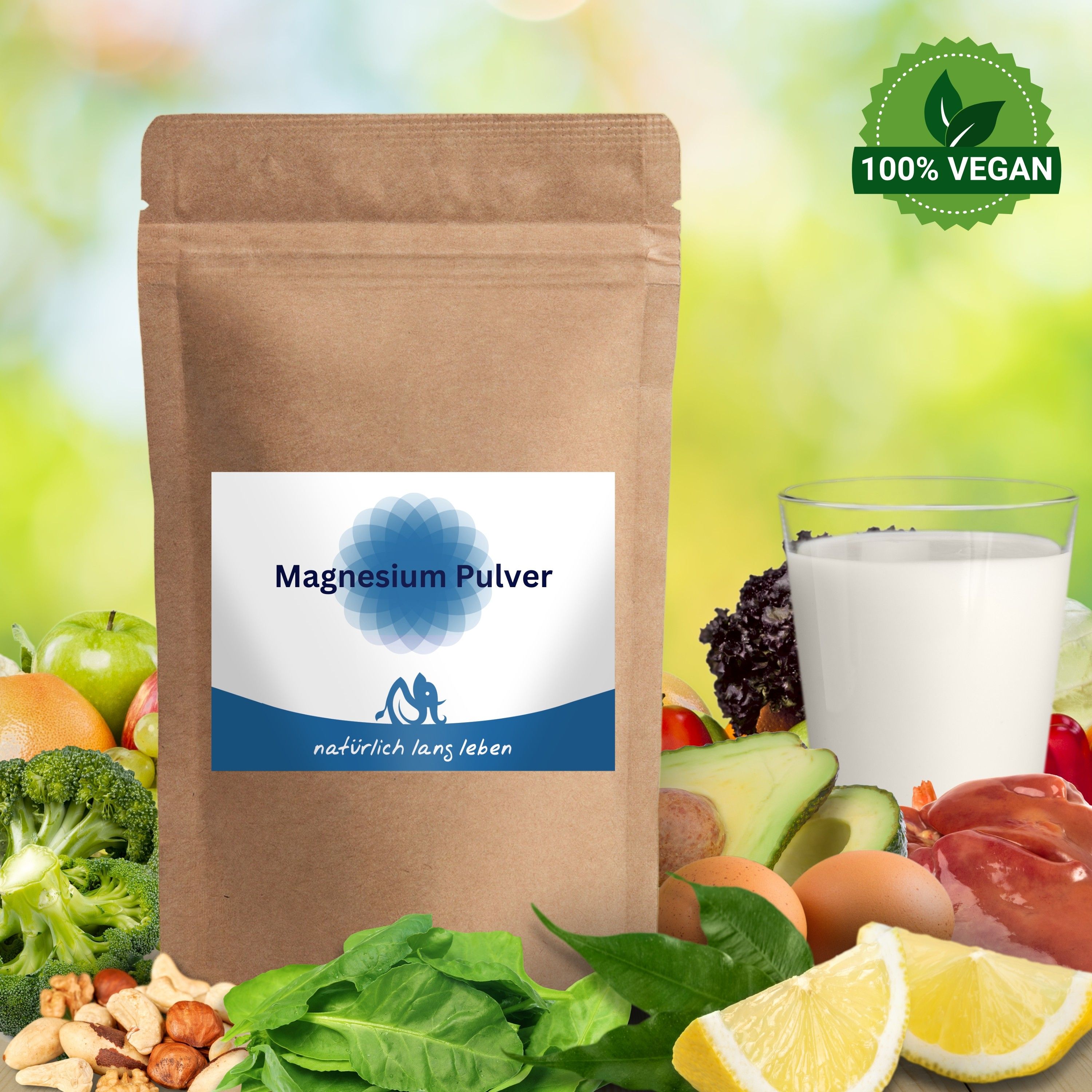 Braune Beuteltasche mit weißem Etikett, auf dem 'Magnesium Pulver' steht. Umgeben von Lebensmitteln wie Gemüse, Obst, Eiern und einem Glas Milch.