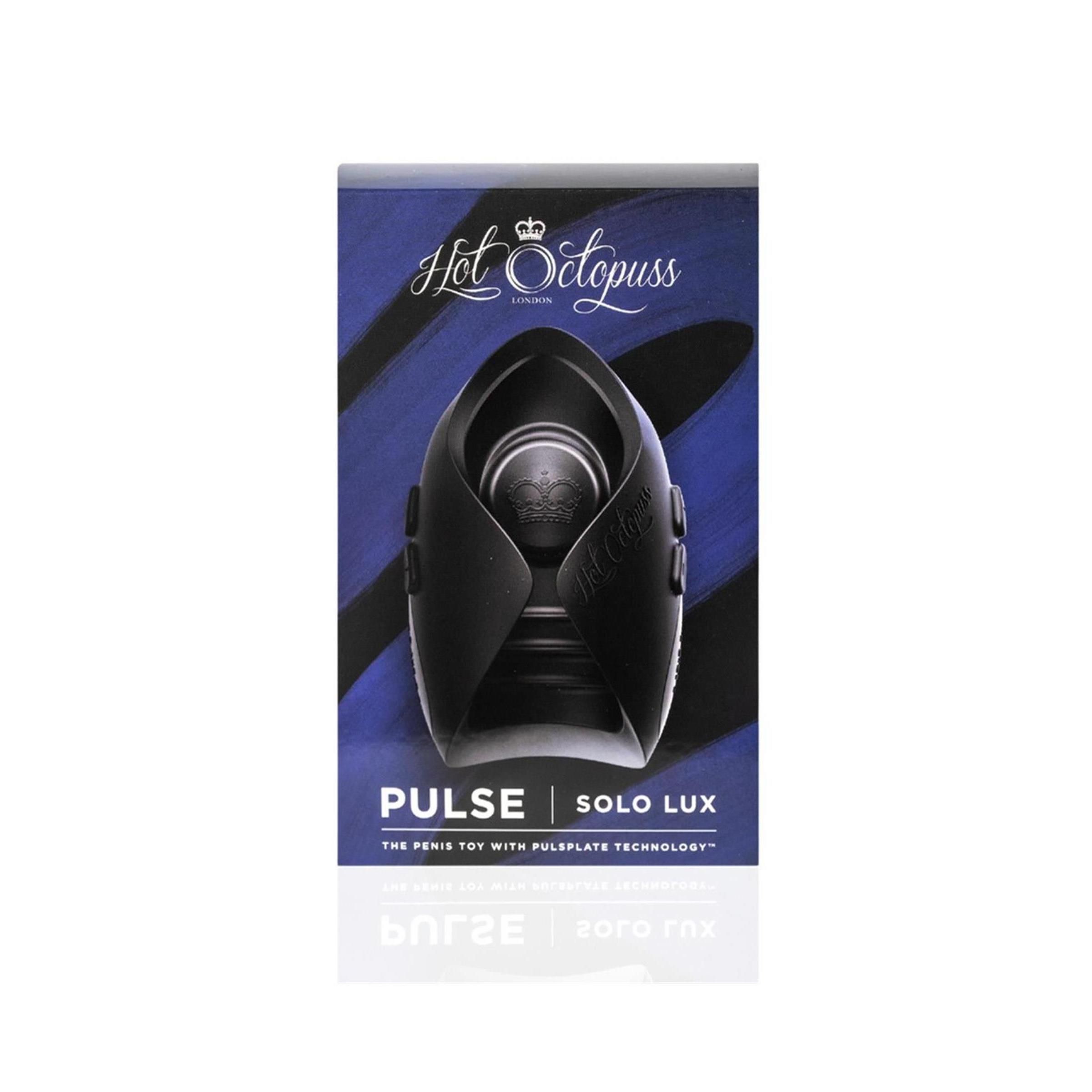 Schwarze Verpackung mit Produkt. Text: Hot Octopuss, Pulse Solo Lux. Blau-schwarzer Hintergrund.
