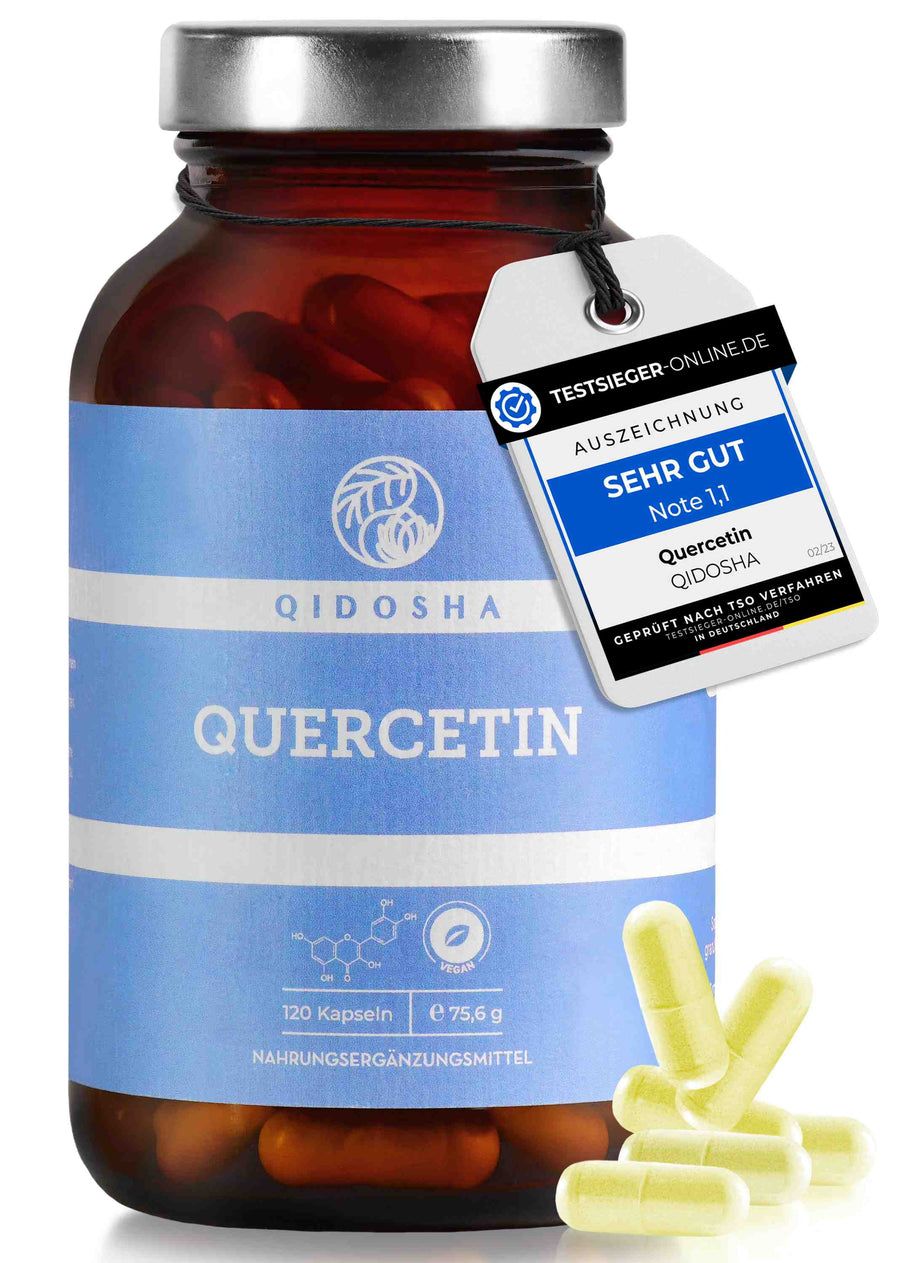 Braune Glasflasche mit blauer Etikett. Aufschrift: QIDOSHA Quercetin. Enthält Kapseln. Auszeichnung: Sehr Gut. 120 Kapseln, 75.6g. Nahrungsergänzungsmittel.