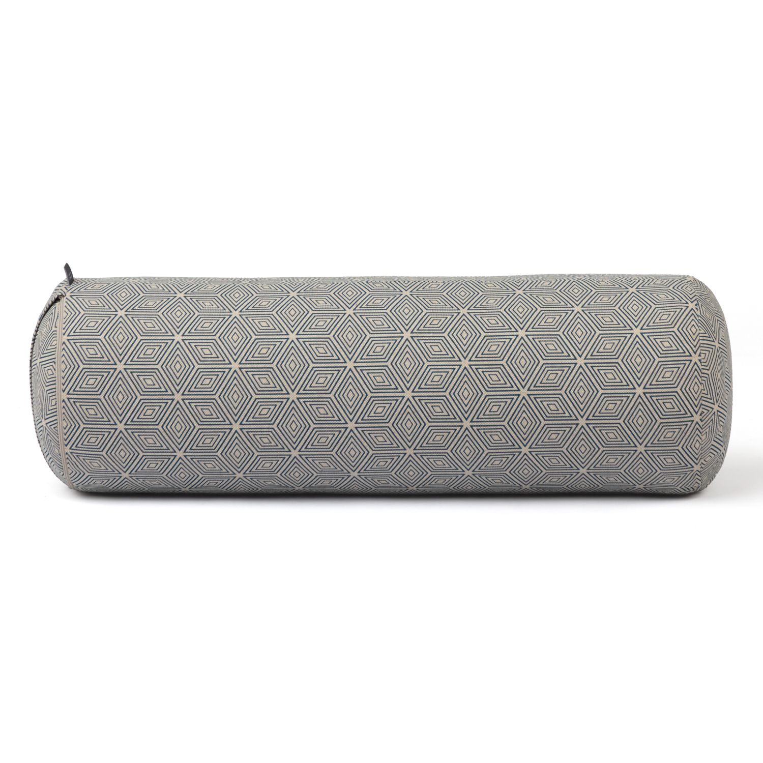 Zylinderförmiges Yoga-Bolster mit geometrischem Muster. Beige und dunkelblaue Farben. Liegend.
