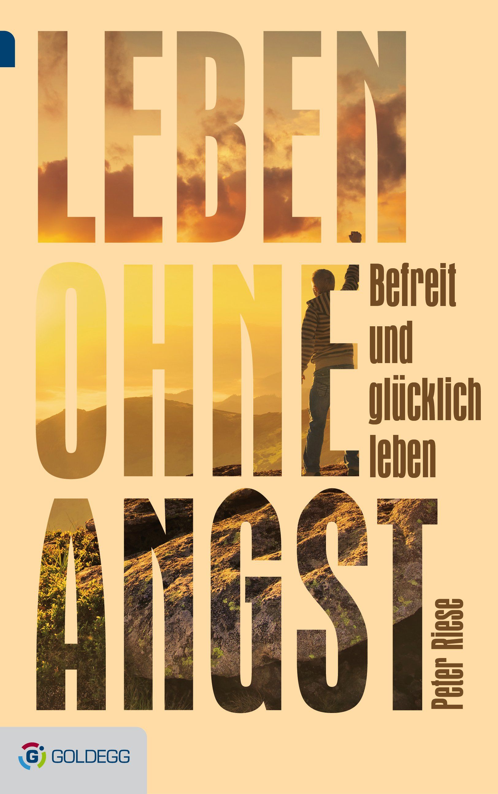 Buchcover mit Titel "Leben ohne Angst". Hintergrund mit Berglandschaft und Person. Autor: Peter Riese. Verlag: Goldegg.
