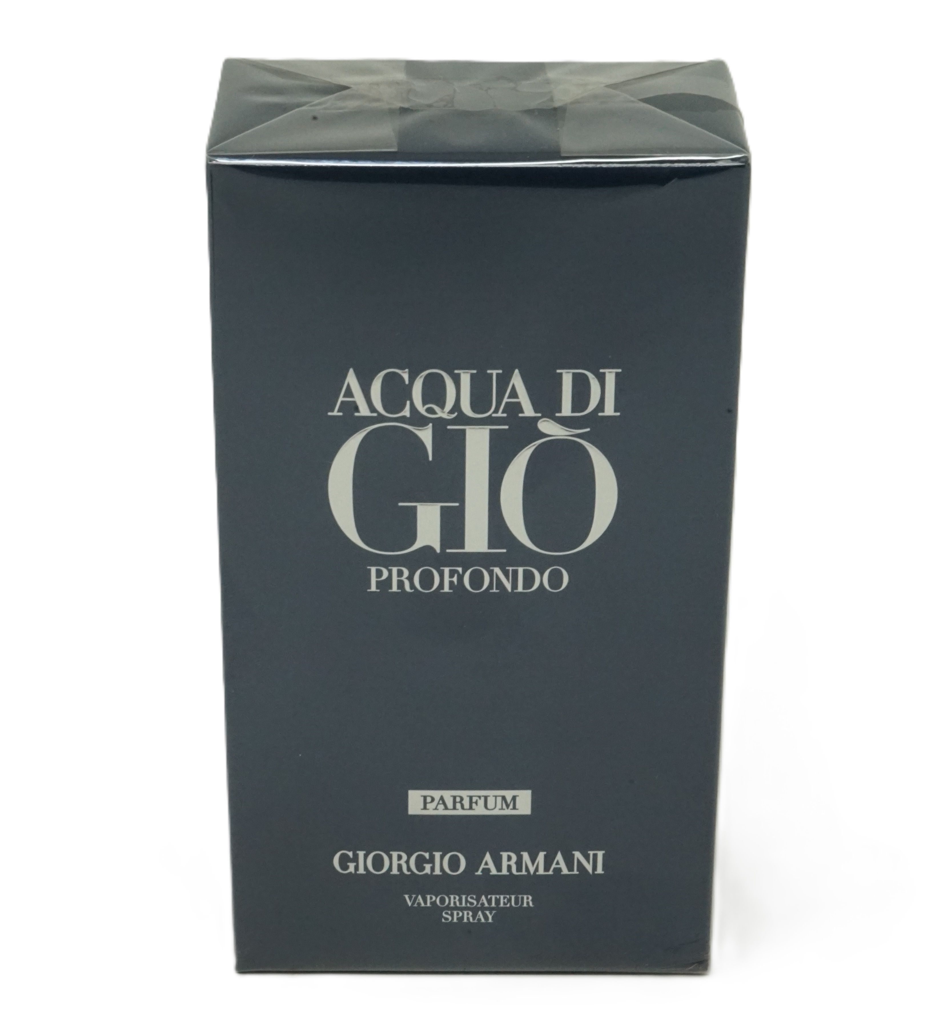 Dunkelblaue Parfum-Schachtel. Aufschrift: Acqua di Giò Profondo Parfum, Giorgio Armani. Schwarzer Hintergrund.