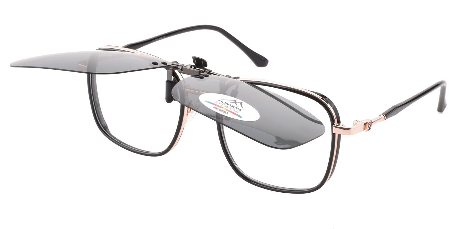 Sonnenbrille mit hochgeklapptem Clip-on-Aufsatz. Schwarzer Rahmen, goldfarbene Akzente. Montana Eyewear-Logo.