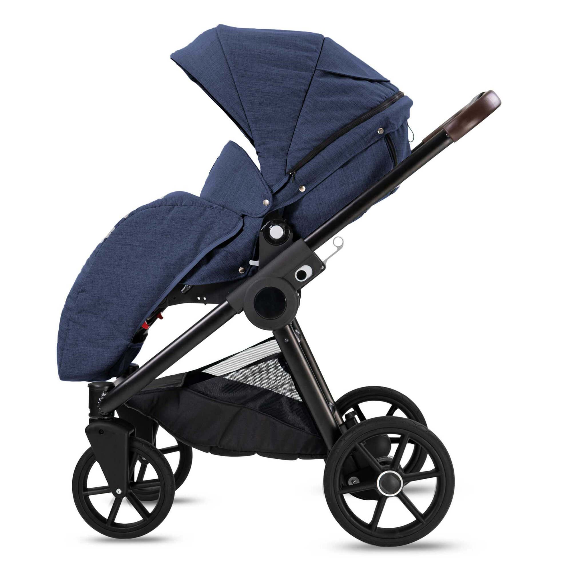 Blauer Kombikinderwagen mit Luftreifen. Seitenansicht. Schwarzes Gestell, brauner Griff, schwarze Räder. Babywanne.