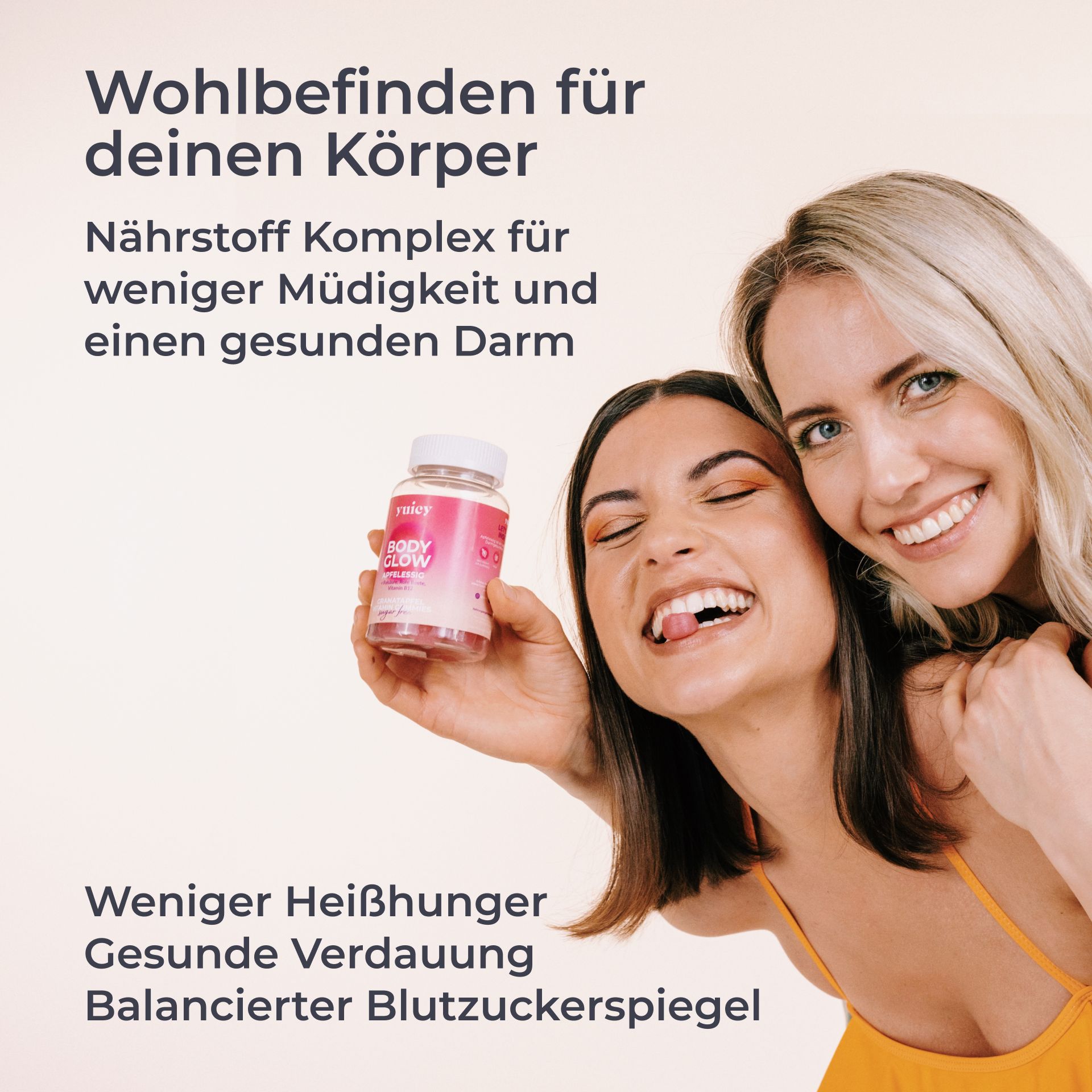 Zwei Frauen lächeln. Eine hält eine Flasche yuicy® Happy Gut Gummies. Text: Wohlbefinden für deinen Körper, weniger Heißhunger, gesunde Verdauung.