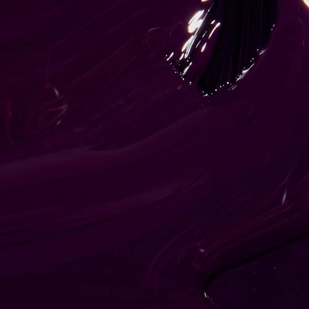 Dunkelvioletter Nagellack, glänzend. Nahaufnahme der Textur mit Reflexionen.