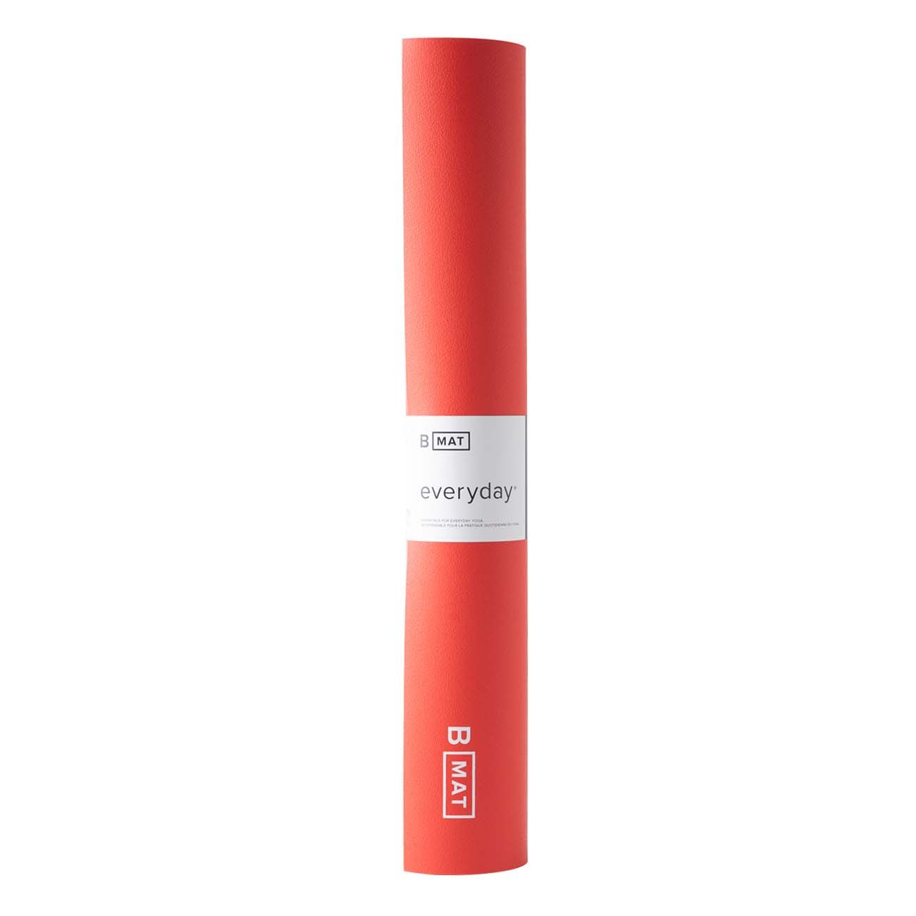 Gerollte Yogamatte, rot. Mit weißem Etikett: B MAT everyday. Logo B MAT.