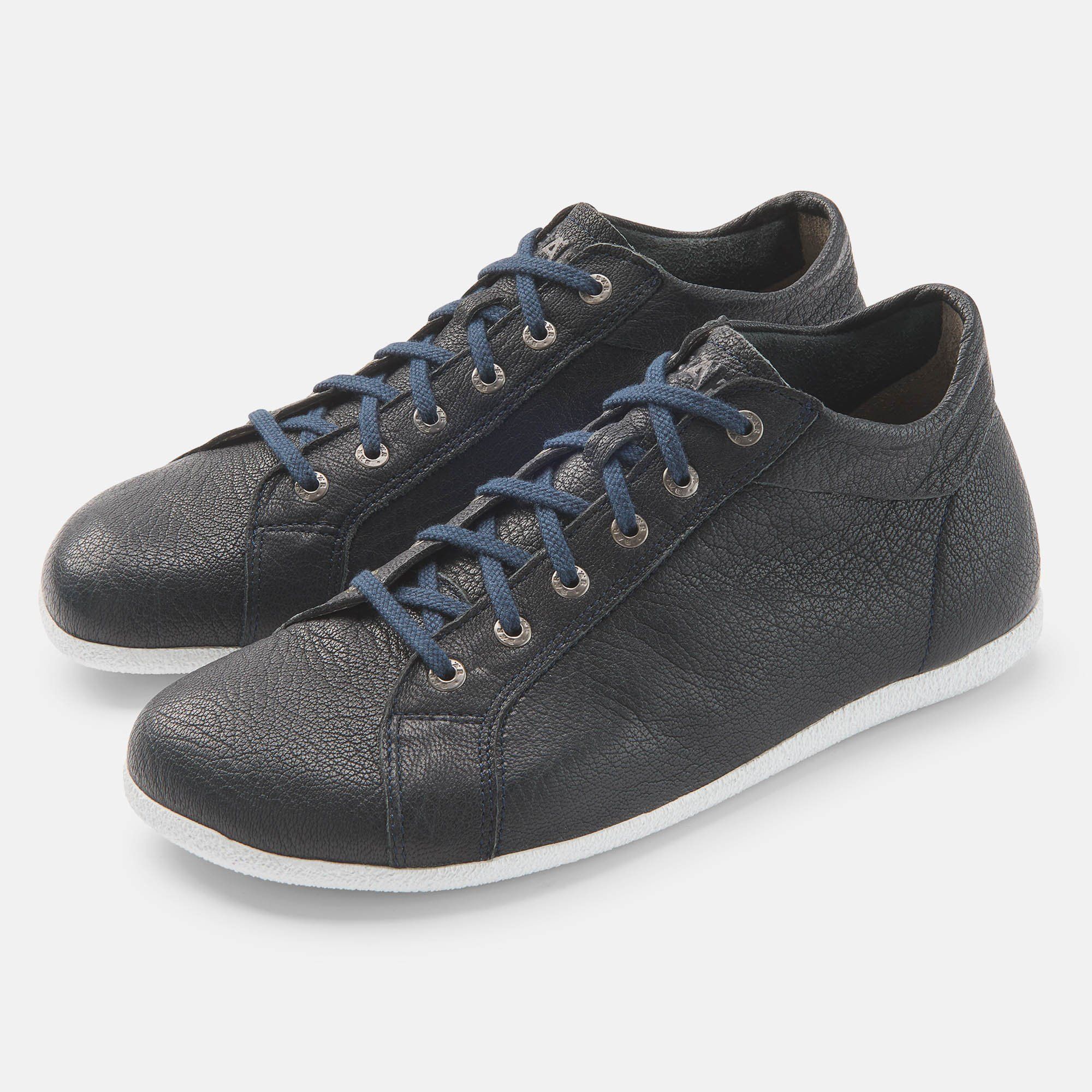 Schwarze Stiefeletten mit blauen Schnürsenkeln. Weiße Sohle. Breite Passform. BÄR Schuhe.