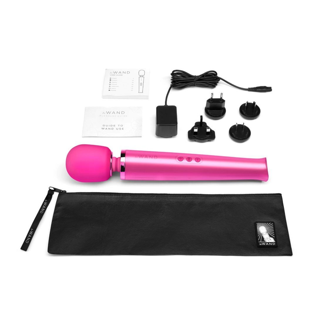 Magenta Massager, Zubehör: Ladegerät, Adapter, Bedienungsanleitung. Massager mit drei Knöpfen.