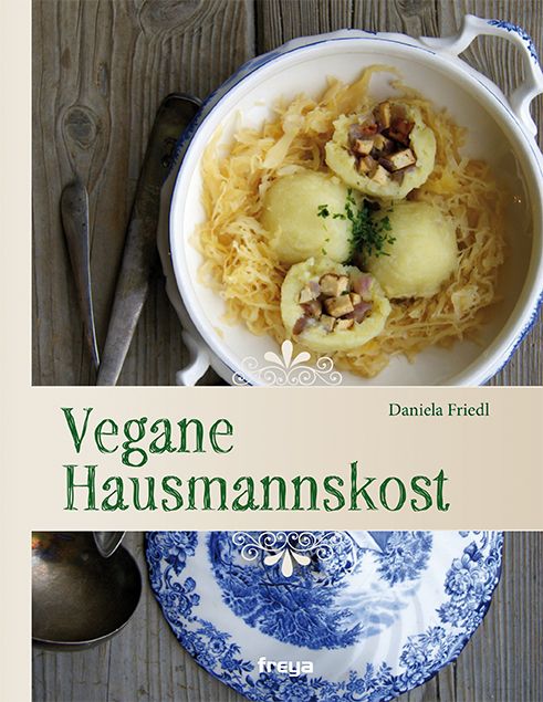Buchcover mit dem Titel "Vegane Hausmannskost". Auf einem Teller mit Essen. Autorin: Daniela Friedl. Verlag: freya.