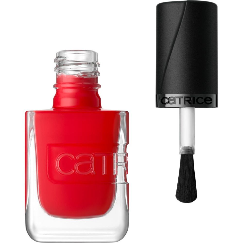 Roter Nagellack in durchsichtiger Flasche mit schwarzem Deckel und Pinsel. Marke 'catrice' eingeprägt.