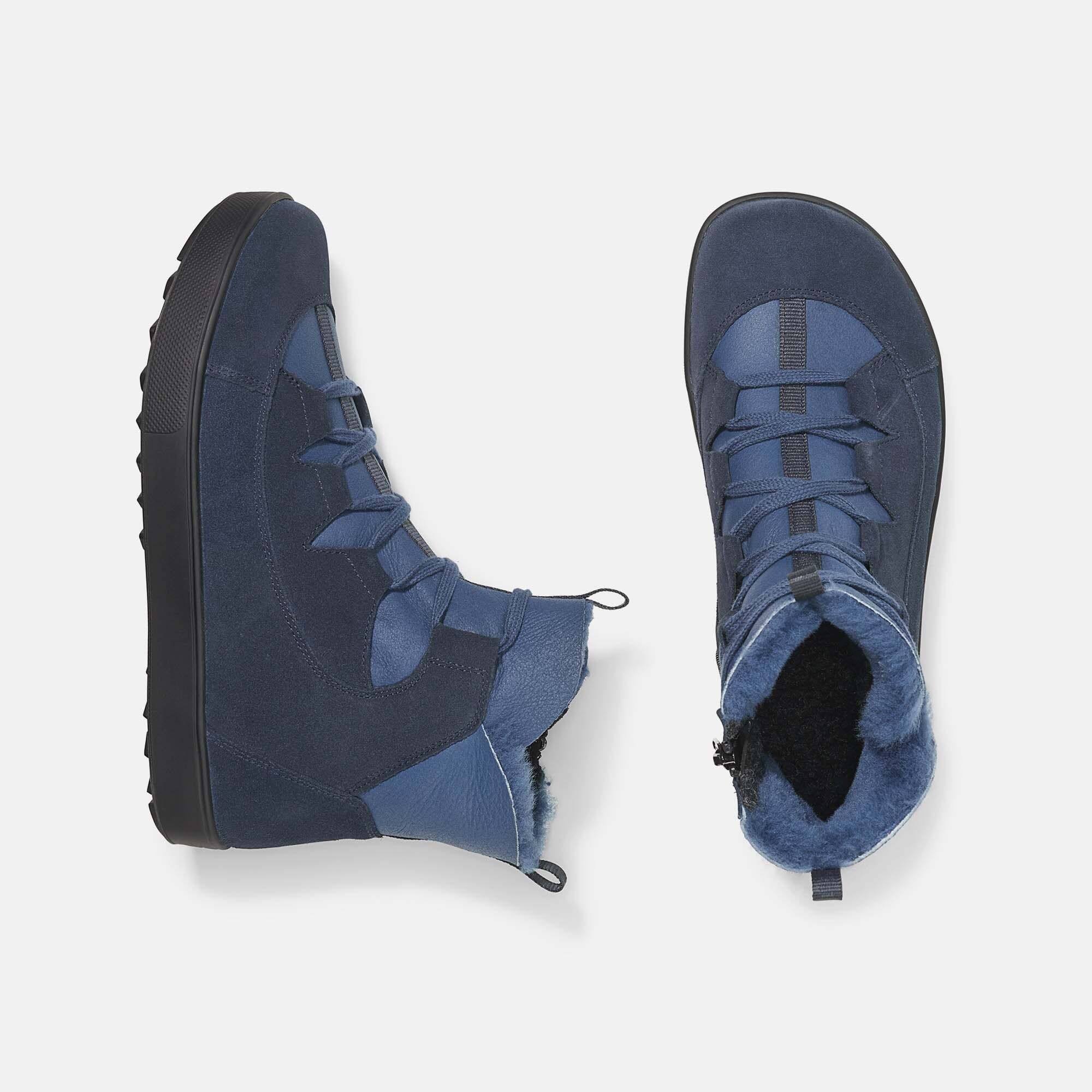 Zwei blaue Stiefeletten mit Schnürung und Fellfutter. Schwarze Sohlen. Draufsicht.