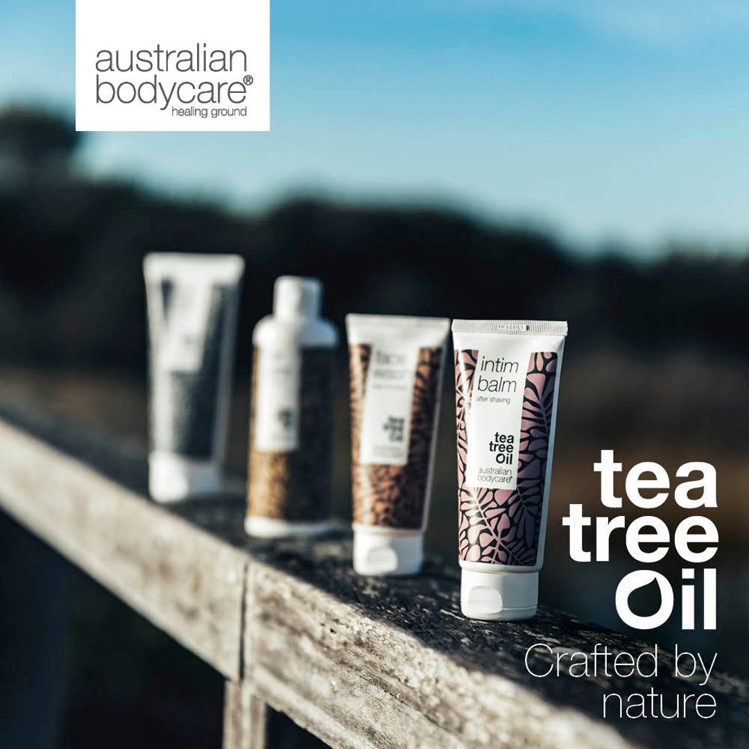 Vier Tuben auf Holz. Aufschrift: Tea Tree Oil, Intim Balm. Logo: Australian Bodycare.