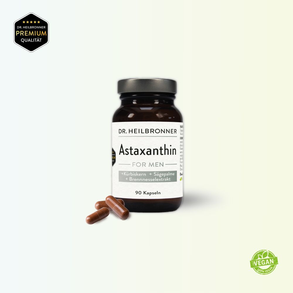 Braune Kapseln neben einer braunen Glasflasche. Aufschrift: Astaxanthin FOR MEN, 90 Kapseln. Premium Qualität Siegel, Vegan-Siegel.