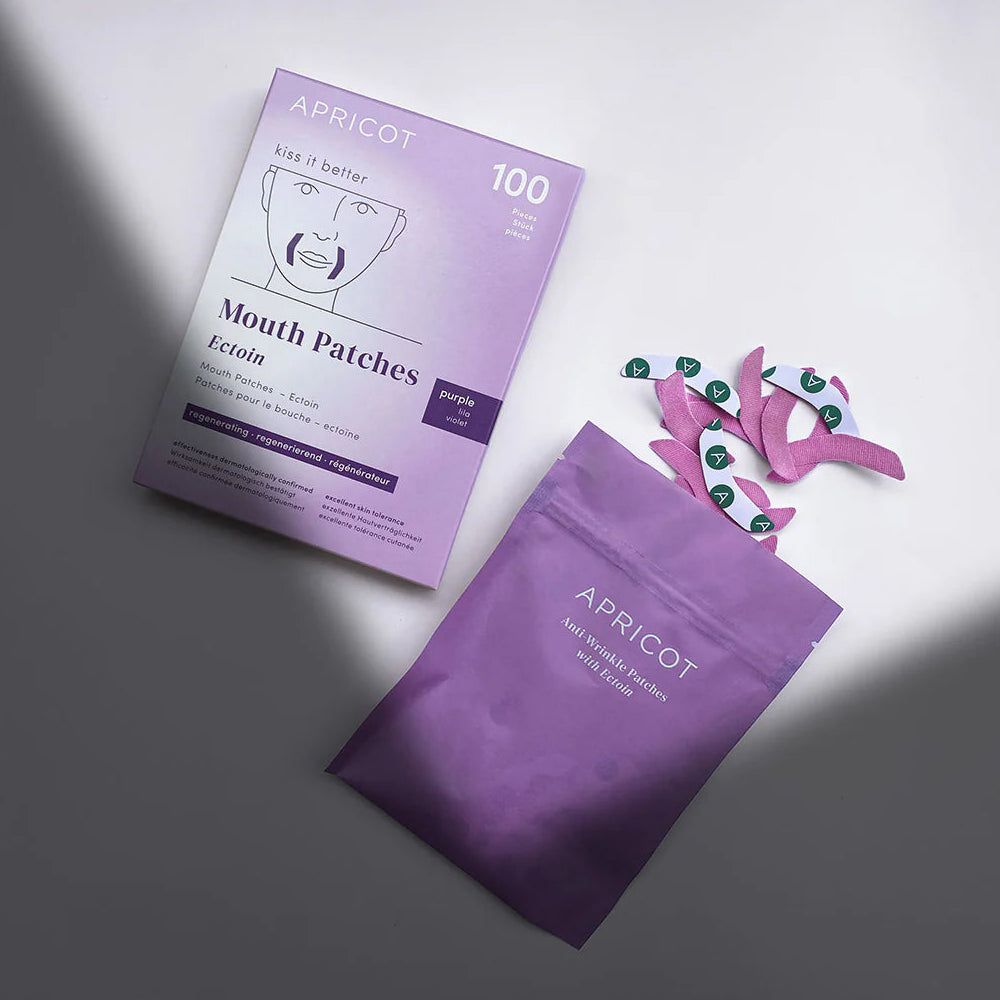 Verpackung und Beutel mit Mund-Patches. Marke APRICOT. Patches liegen daneben. Aufschrift "Anti Wrinkle Patches".