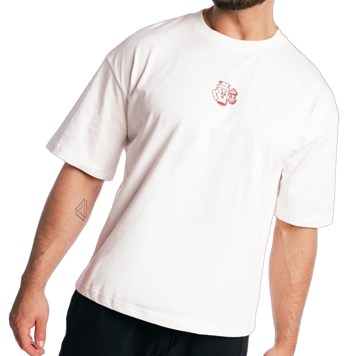 Herren Boxy-Oversized T-Shirt in Weiß, schräg aufgenommen, mit kleinem rotem Logo auf der Brust.