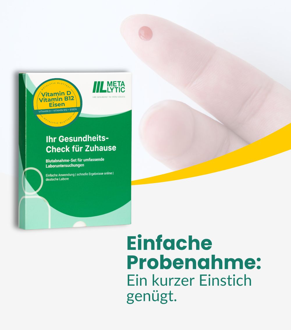 Hand mit Tropfen Blut neben einer Verpackung. Text: Einfache Probenahme: Ein kurzer Einstich genügt. Logo: Metalyic.