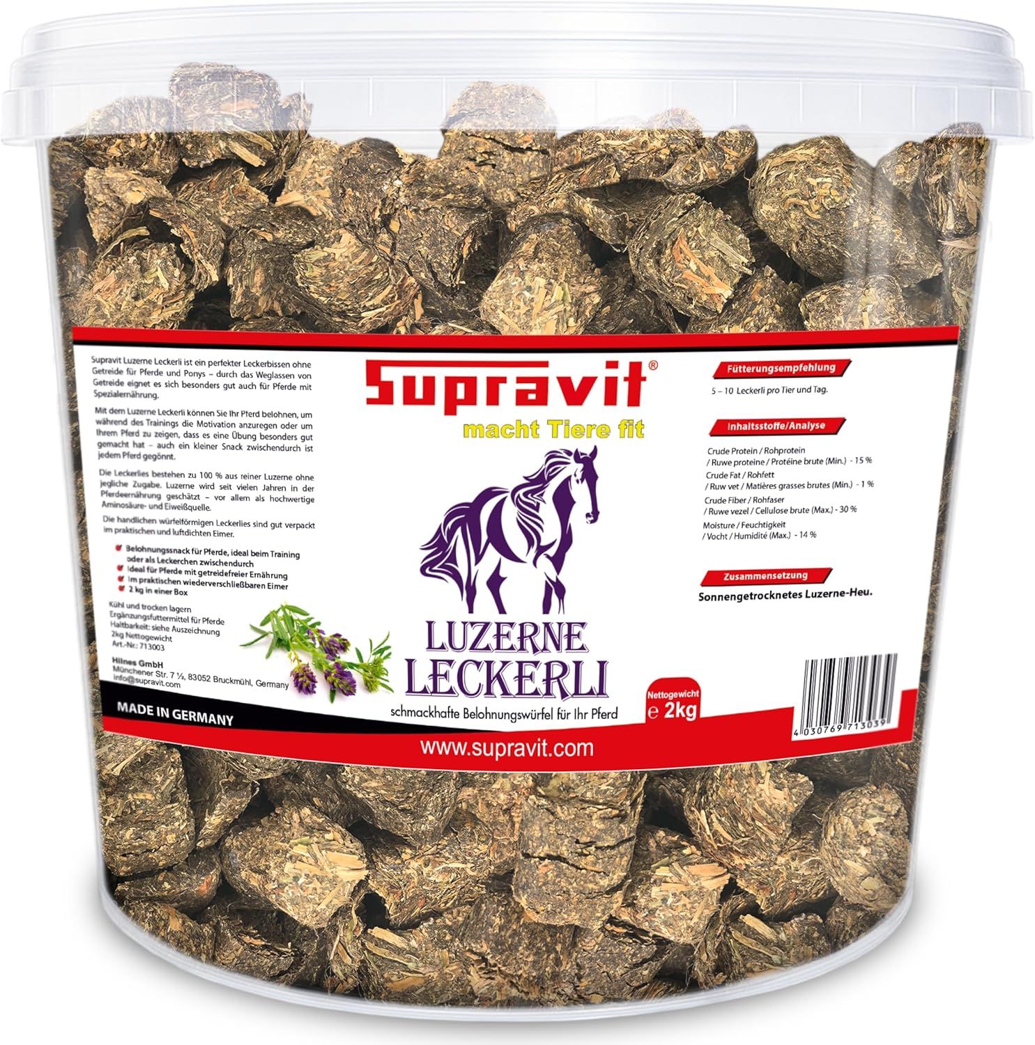 Eimer mit Luzerne Leckerli. Aufschrift: Supravit, Luzerne Leckerli, 2 kg. Produkt liegt vor dem Eimer.