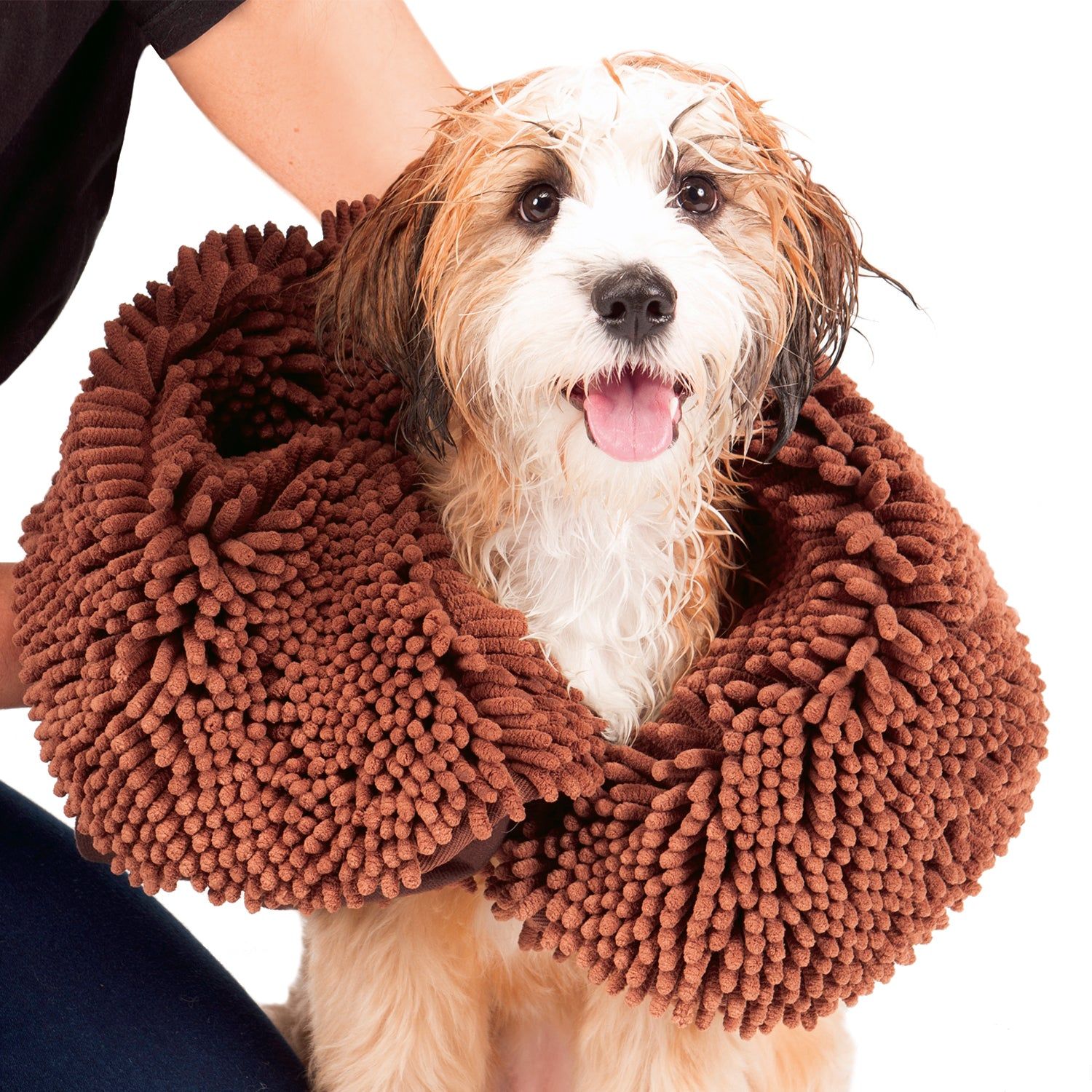 Braunes Hundehandtuch um einen Hundehals gelegt. Das Handtuch hat eine strukturierte Oberfläche. Der Hund ist nass.