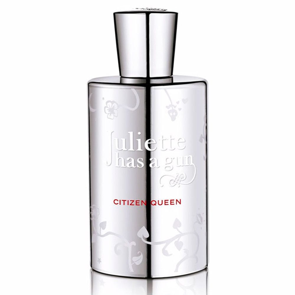 Parfümflakon mit silbernem Verschluss. Aufschrift: Juliette Has a Gun Citizen Queen. Floral verzierte Oberfläche.