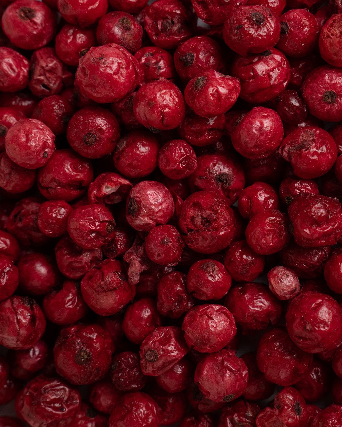 Hintergrund mit gefriergetrockneten roten Johannisbeeren.