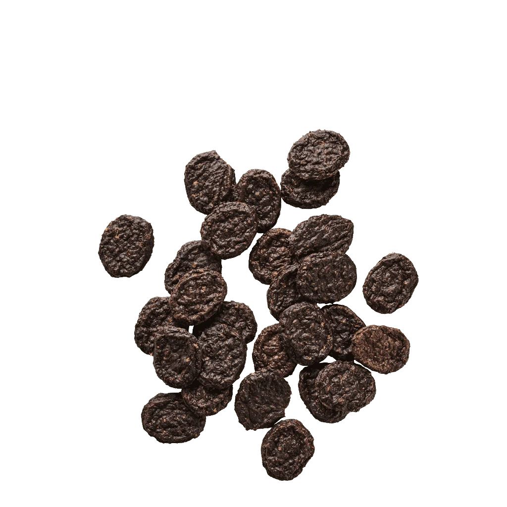 Ein Haufen getrockneter, dunkler Hundesnacks.