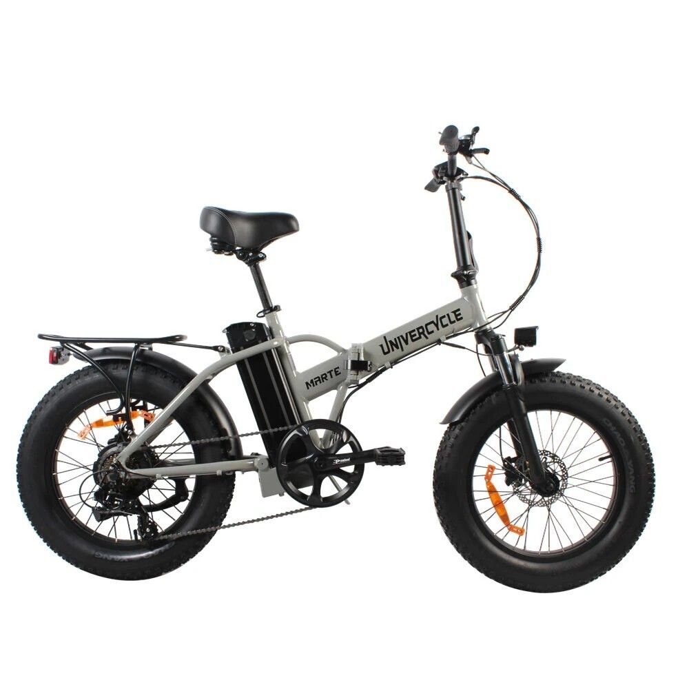 Graues E-Bike mit schwarzen Reifen. Gepäckträger, Akku und MARTE Schriftzug sichtbar. Seitenansicht.