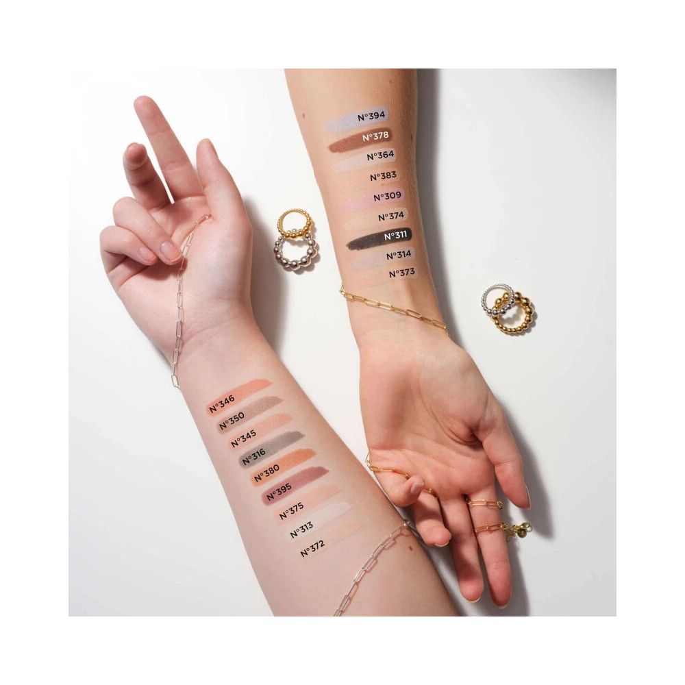 Arme mit Farbmustern. Mehrere Arme zeigen Farbmuster von Lidschatten. Schmuck ist ebenfalls sichtbar.